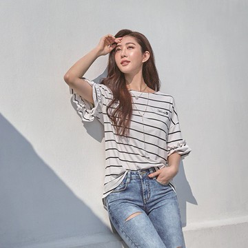 VICTORIA 寬版落肩荷葉袖條紋設計款 牙白V85509-81