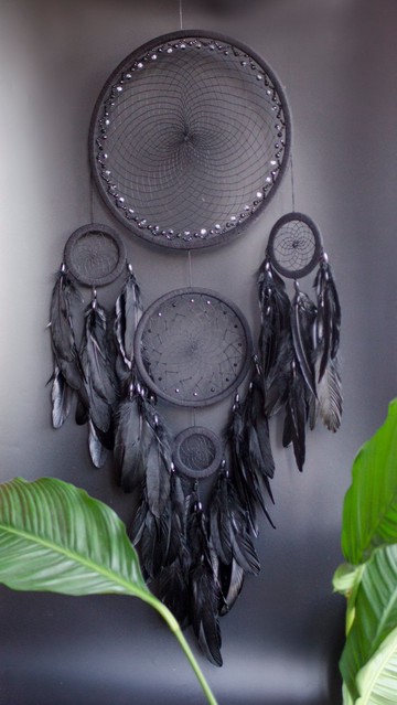 手工製作的大黑色多環捕夢網