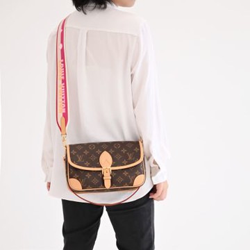 LV M46049 DIANE 經典花紋雙肩帶兩用復古郵差包/法棍包