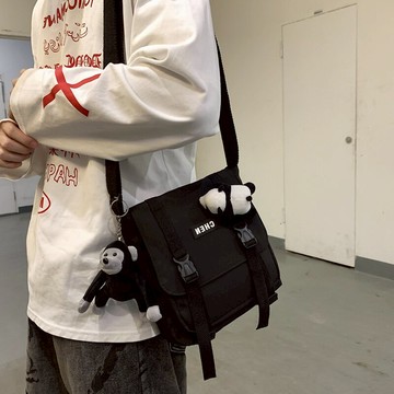 斜背包 側背包男 斜背包男士潮牌日系工裝挎包時尚學生郵差包小背包女休閒單肩包『CM42412』