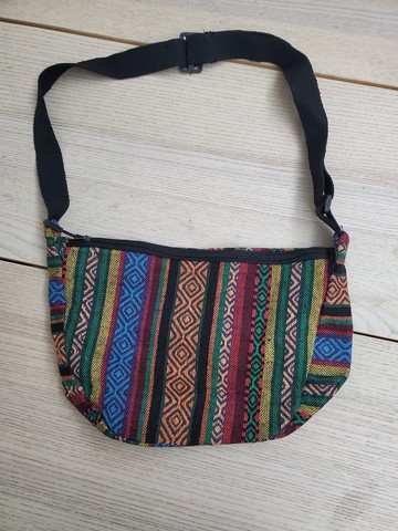 有禮貌穿搭 復古 民族風 圖騰刺繡款 半月包 胸包