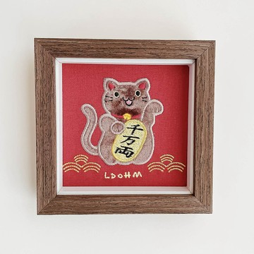 【招財貓】棕灰貓 刺繡畫|實木框|招財納福 財源廣進