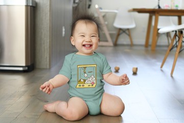 Baby短袖連身包屁衣-麻糬兔娃娃機Weee(活潑綠)