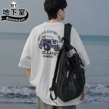 地下室B1-短袖T恤 韓版休閒復古越野車塗鴉印花短袖上衣 圓領 寬鬆 男生衣服 大尺碼8XL【NL625230】