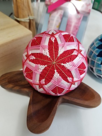 (訂製) 彩線日和 中尺寸鞠球 家居遊玩擺設 - 紅櫻 (全人手) M