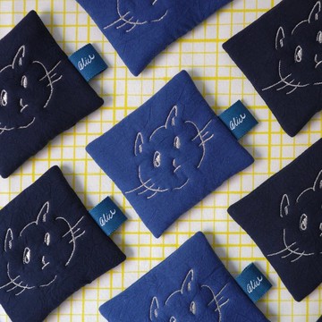 貓咪插畫刺繡杯墊 雙色二入組 銀線刺繡