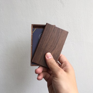 【客製化禮物】免費刻字 旋轉名片盒/名片夾/卡夾 胡桃木 似顏繪