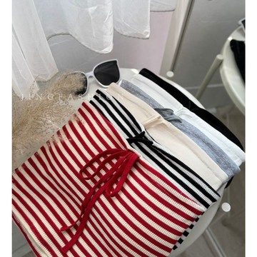 6色♥️現貨秒出【JinG】很無聊但很辣的百搭平口背心(含胸墊)♥️固定罩杯 抹胸 無袖 短版上衣 一字領上衣