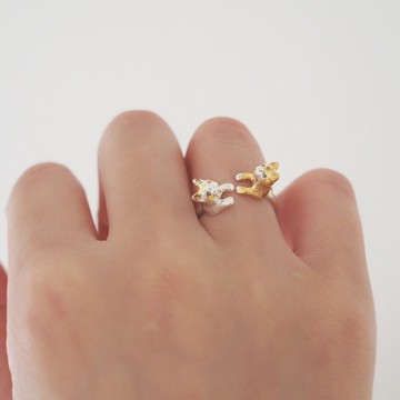 兩隻貓咪對望戒指 (說話的玳瑁貓與神氣的橘白貓)