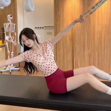 純欲韓系瑜伽短袖女甜美波點普拉提訓練服高級感撞色運動健身韓系短袖 高級感短袖 設計感收腰露肩短袖 辣妹上衣 夏日穿搭