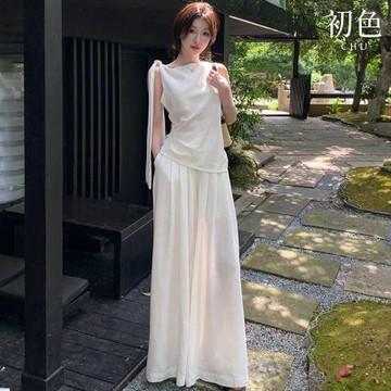 初色 簡約風修身壓褶綁帶垂墜領無袖吊帶女背心+ 鬆緊腰休閒褲寬褲長褲套裝-米白色-52043(M-XL可選)