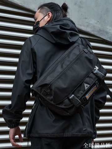 【全球優品匯】機能斜挎包男士時尚騎行百搭斜背包潮牌單肩包個性休閑工裝郵差包