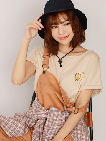 素色圓領松鼠刺繡袖反褶短袖上衣