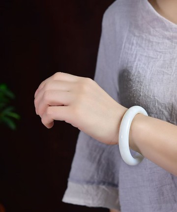 和田玉手鐲 圈口57.8 非常有意境 雕工精緻 上身簡單大方