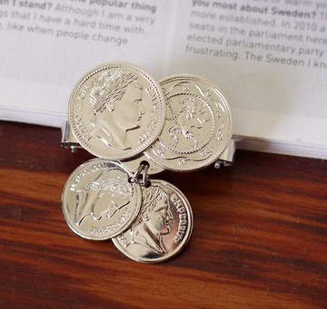 Sarah Coventry Vintage 銀色羅馬錢幣垂墜經典絲巾夾 W818