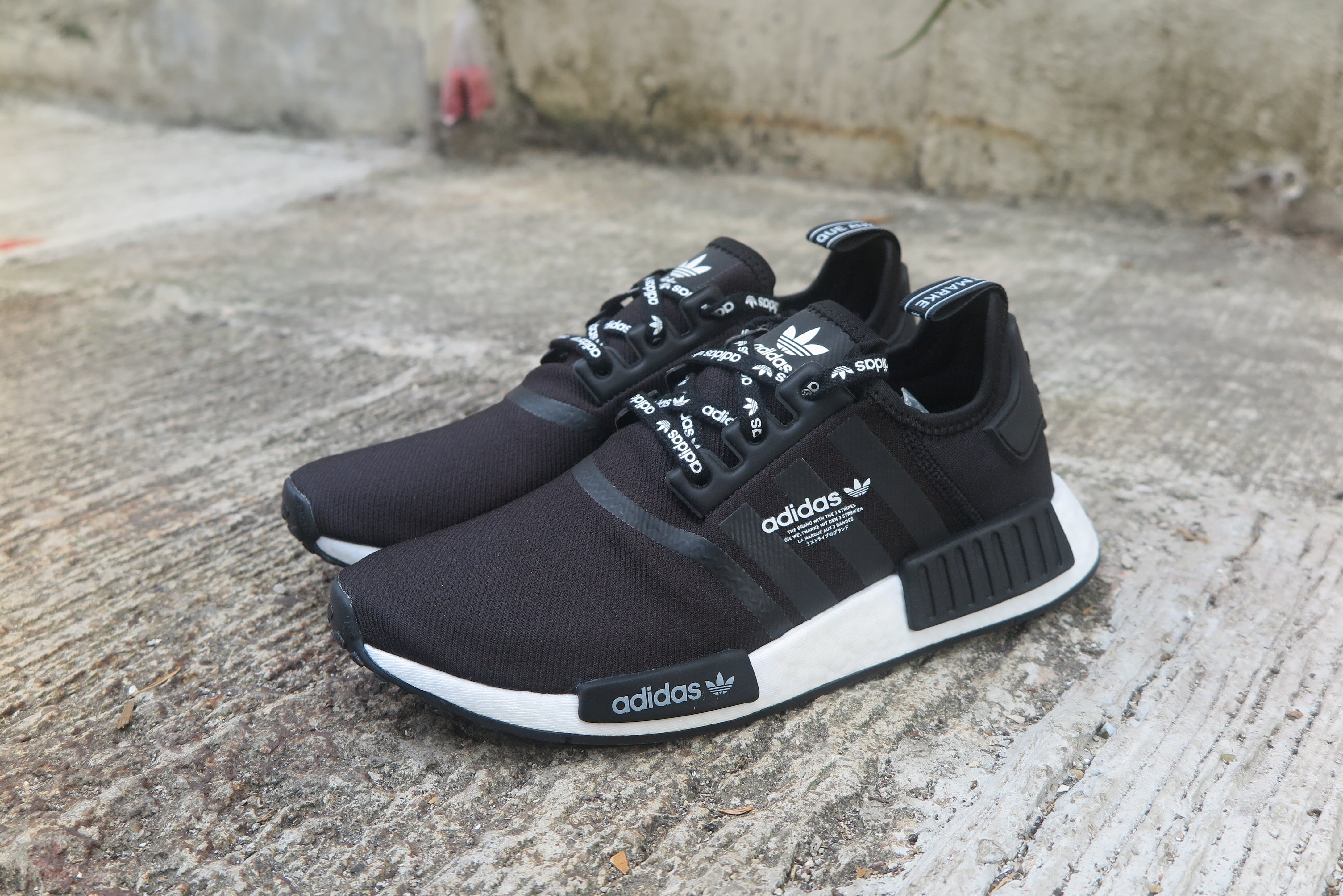 Adidas nmd r1 logo sale shoes