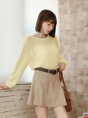 微透膚立體燒花紋理後V領上衣