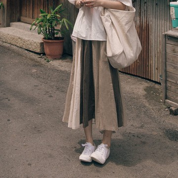 QUEENSHOP _V 日系大地色拼接傘擺棉麻裙 現+預【03020713】 裙子 長裙 女裝