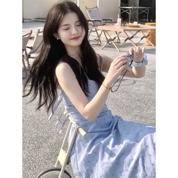 茶歇法式氣質藍色碎花吊帶修身顯瘦連衣裙子女夏季設計感小眾長裙