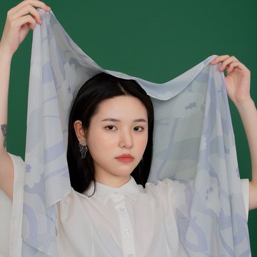 【絕版品五折】限量藤蔓印花絲質方巾 藍色