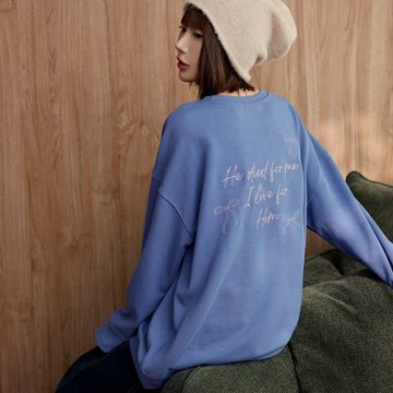 OB嚴選中大尺碼-棉質光澤感撞色英文刺繡寬鬆大學T《AB20791》