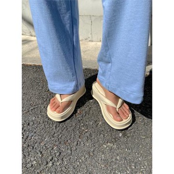 小池在首爾2023春夏新款圓頭夾趾松糕底中跟休閑度假人字涼拖鞋女