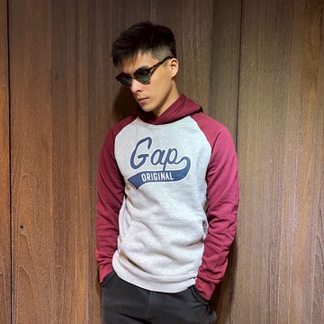 美國百分百【全新真品】GAP 帽T 上衣 長袖 連帽 T恤 LOGO 撞色拼色 插肩 男裝 酒紅灰色 S號 K085