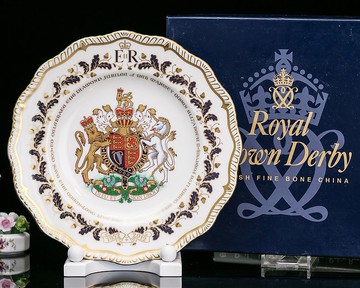 限量英國製Royal Crown Derby 女王2012年奢華生日紀念骨瓷裝飾盤
