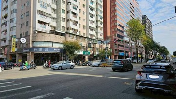 正五權西路龍邦富邑大面寬三角窗店霸｜台中市南屯區五權西路二段