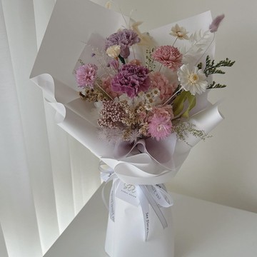 SEE 看見花藝設計|母親節|永生康乃馨| 靜靜綻放不凋康乃馨花束