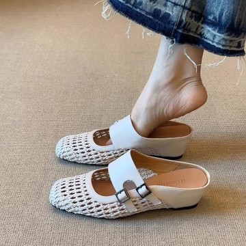 現貨~內增高皮帶扣包頭涼鞋女百搭休閑編織鏤空外穿一腳蹬拖鞋女
