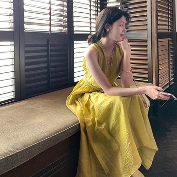2022夏季新款法式氣質v領無袖小眾設計感長款黃色a字連衣裙女神范