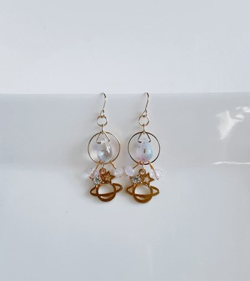 土星墜飾與圓形圈的夢幻粉色耳環 捷克珠 生日禮物 可愛耳環 宇宙主題 可更換為抗過敏耳針或耳夾