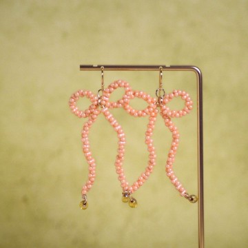 蜜桃色花生蝴蝶結玻璃珠耳環