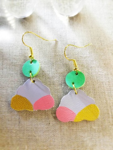手工製作的雲朵、紫、綠色、粉色和金色的真皮耳環。