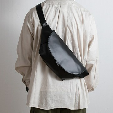 日系時尚單肩包男士個性斜挎包亮麵皮質胸包潮流運動騎行包男腰包