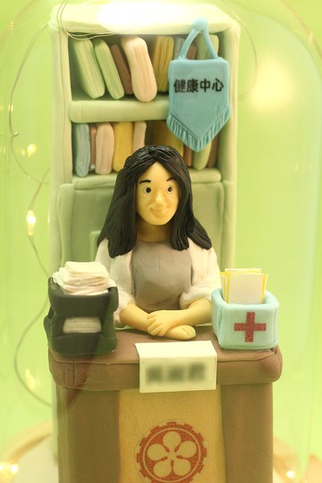 榮休記念小禮品,內有LED燈效,可客製名字.提供相片客製人物造型