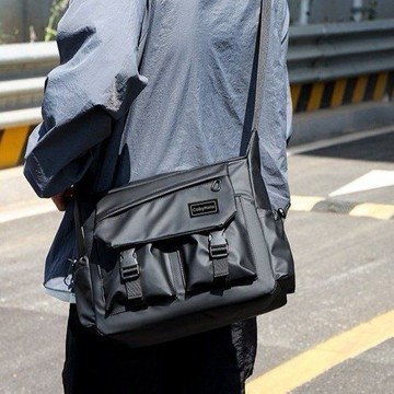 特價💡日係潮流斜挎包男ins休閒百搭通懃單肩包大容量運動戶外男士包包男生大容量側背包 多功能斜背包 文件公事包 R7VR