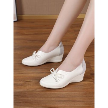 2025春秋新款淺口媽媽鞋女軟底百搭休閑女鞋真皮坡跟小白鞋蝴蝶結