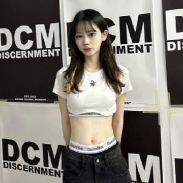 【YIJIAYI】〈預購7天〉DCM字母女短版上衣 【B廠】(B-DCM2419)