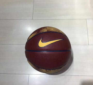 Nike Lebrun Playground 4P 7號室外籃球(暗紅)