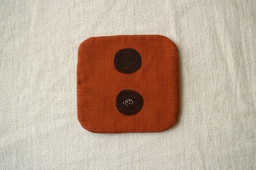 圓角骰子刺繡杯墊 / 暗橘底黑點 / 兩點