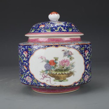 大清乾隆藍地琺瑯彩開窗花籃紋蓋罐