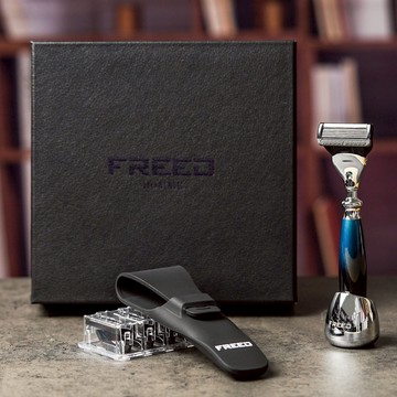 【FREED】五刀式刮鬍刀一週年紀念款 尊爵四件組禮盒-銀河藍 客製刻字 送禮 生日 男生 聖誕節 交換禮物
