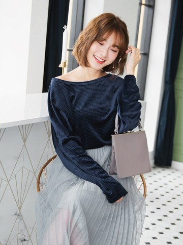 亮面絲絨落肩豎壓紋蝙蝠袖上衣