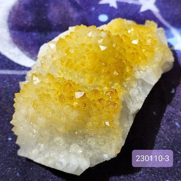 天然彩光水晶簇230110-3號~中國福建三明 ~連結基督意識，滿滿金光能量，平衡啟動太陽神經叢~