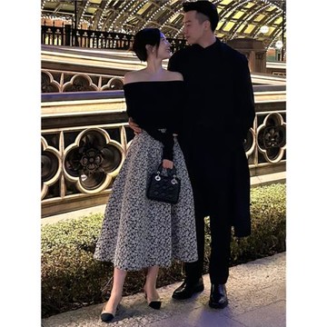 春季一字領黑色碎花半身裙上衣