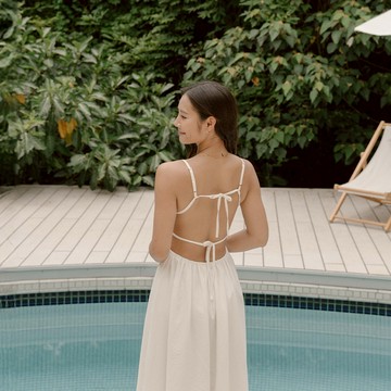 QUEENSHOP_ S 品子聯名 後鏤空綁帶設計洋裝-白 S/M/L 現+預 【01087128】