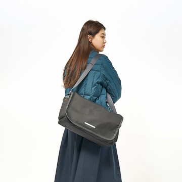 RAWROW-廣場系列-肩/側背郵差包(大/37x22cm)-墨黑-RMS600BK