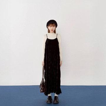 QUEENSHOP_F 女裝 光澤絲絨壓褶細肩長洋裝 S/M 現+預 【01087232】